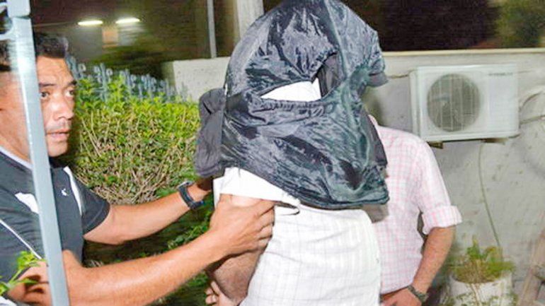 El acusado de violar a la niña de 13 años al momento de ser detenido.