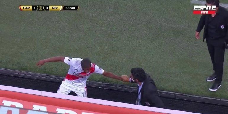 La calentura de De La Cruz con Gallardo y con su ayudante Biscay por la variante.