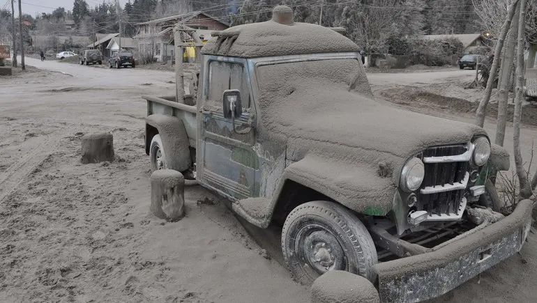 Toda la ciudad quedó sepultada de cenizas del volcán. Toda la ciudad quedó sepultada de cenizas del volcán.
