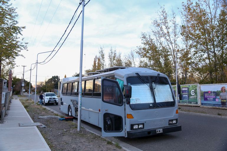 El motorhome sigue varado en La Pampa y el río. El motorhome sigue varado en La Pampa y el río.