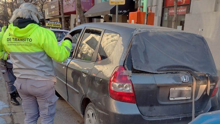 Circulaba sin papeles, le retuvieron el auto y agredió a los inspectores