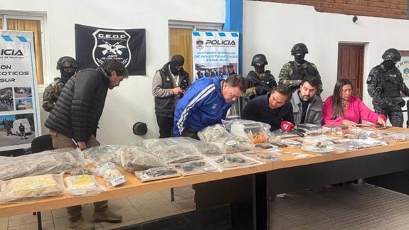 Un polémico abogado y ex fiscal neuquino también fue detenido en medio del hallazgo de diez kilos de cocaína y marihuana