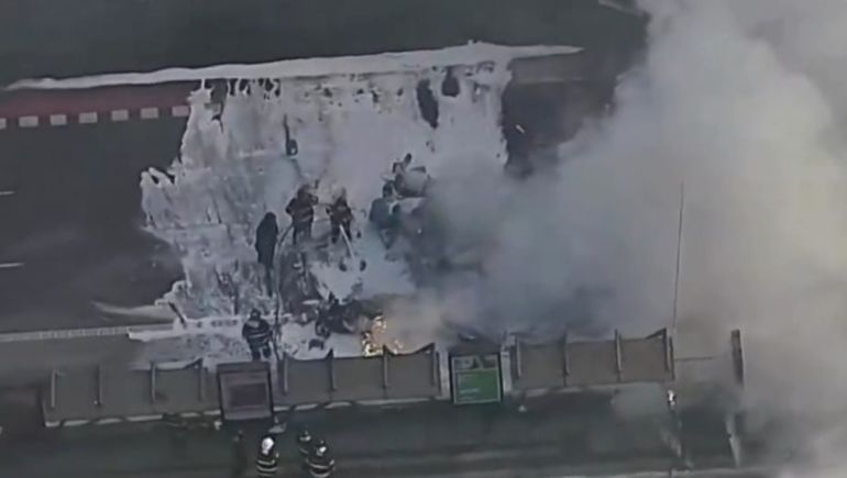 Bomberos de Sam Pablo trabajan para apagar el incendio en la avioneta que se estrelló contra un ómnibus.