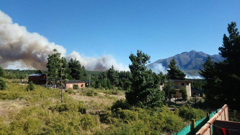 Combaten un incendio que cruzó la Ruta 40 en Epuyén