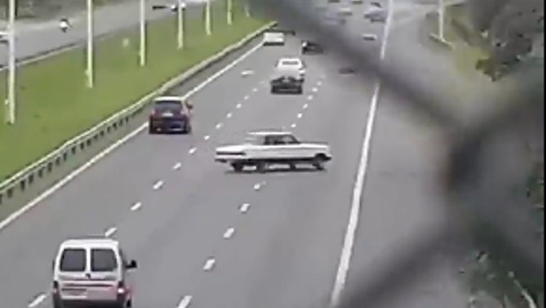 Circulaba por una autopista a toda velocidad y terminó adentro de una zanja