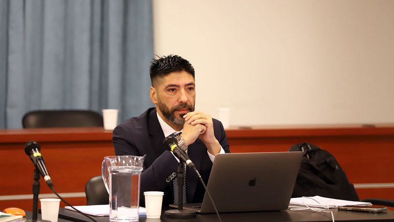 El abogado Alfredo Cury interrogó a una testigo y le preguntó sobre los allanamientos. El abogado Alfredo Cury interrogó a una testigo y le preguntó sobre los allanamientos.