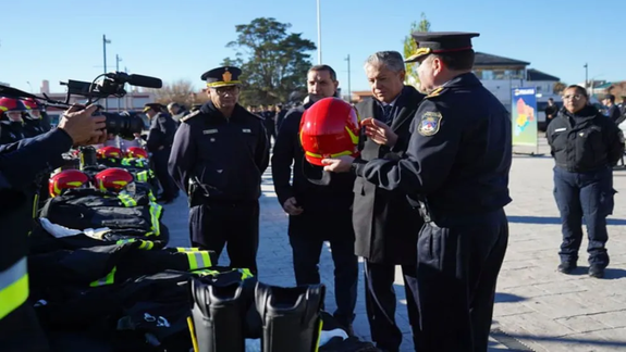 El gobernador Rolando Figueroa, en el acto con Bomberos de la Policía de Neuquén.