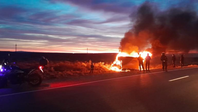 Impresionante incendio de un camión en plena Ruta 22, entre Cutral Co y Zapala