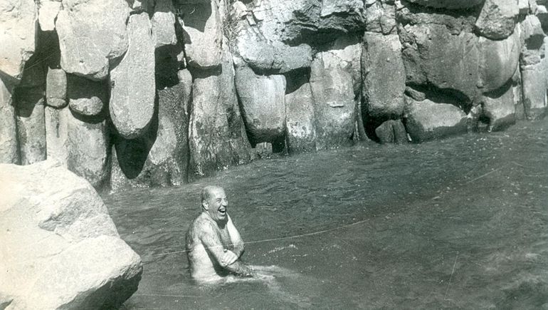 Felipe tomando un baño en la Cascada El Gigante, cerca de Caviahue. (Foto de Jorge Bialous) Felipe tomando un baño en la Cascada El Gigante, cerca de Caviahue. (Foto de Jorge Bialous)