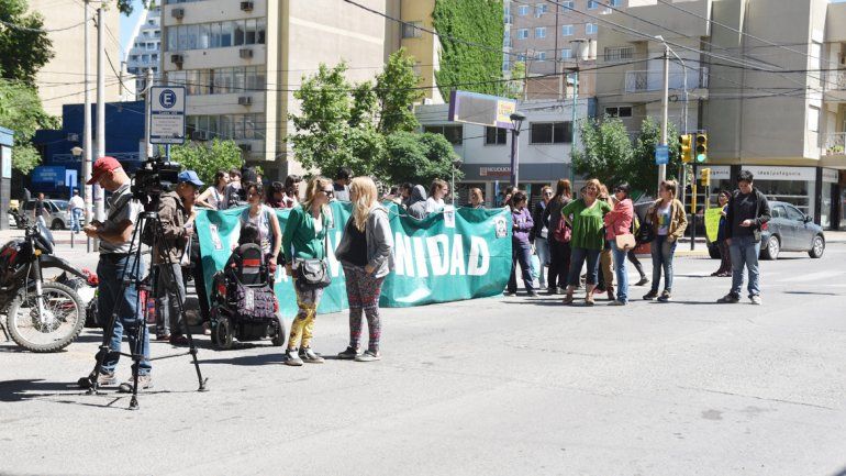 Durante la audiencia del miércoles en Neuquén hubo reclamos en la calle.