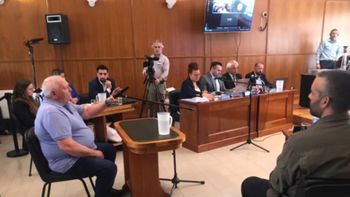 Luis Alberto La Regina declaró este lunes en el juicio oral por la matanza de pingüinos de 2021 en Punta Tumbo, ante la mirada de su sobrino Ricardo (derecha). Luis Alberto La Regina declaró este lunes en el juicio oral por la matanza de pingüinos de 2021 en Punta Tumbo, ante la mirada de su sobrino Ricardo (derecha).