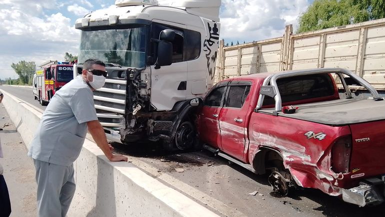 Tremendo choque entre un camión y una camioneta en Ruta 22