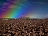FOTO DE ARCHIVO: Una planta de la mina de litio SQM en el salar de Atacama es fotografiada a través de la ventana de un autobús, en la región de Antofagasta, Chile. REUTERS/Ivan