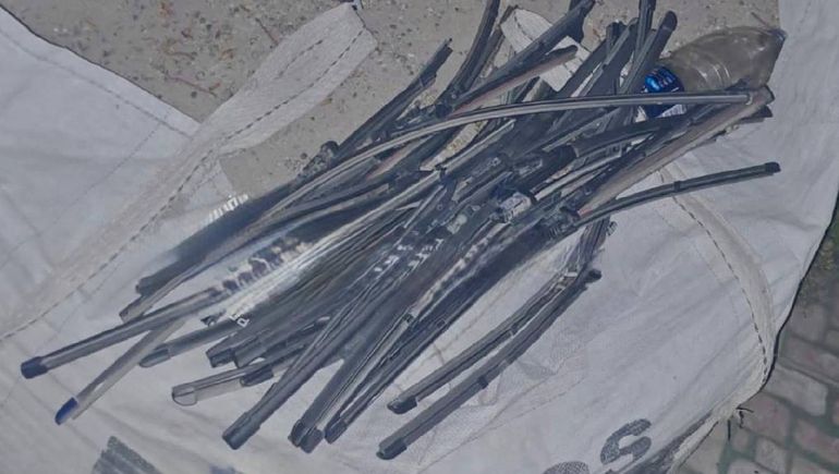 El hombre fue detenido con varillas de limpiaparabrisas caminando en el centro de Neuquén. El hombre fue detenido con varillas de limpiaparabrisas caminando en el centro de Neuquén.