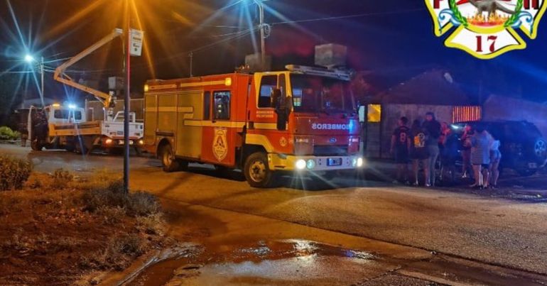 En medio de la tormenta, se electrificó la reja de una casa, rescataron a una mujer y murió una mascota