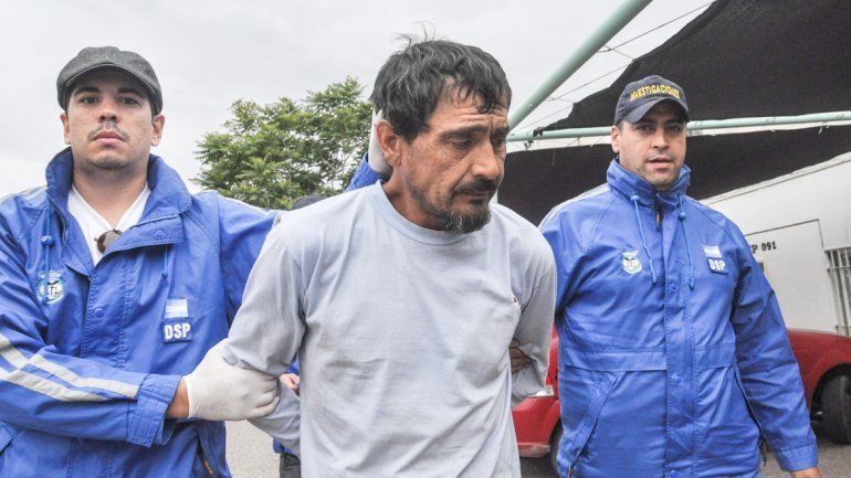 El momento en que llega Valdez a Neuquén custodiado por efectivos del Departamento de Seguridad Personal.