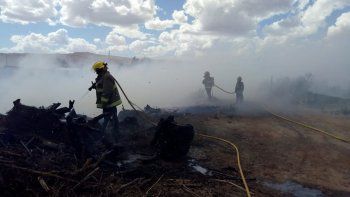 evacuaron a una familia por un incendio en un basural clandestino