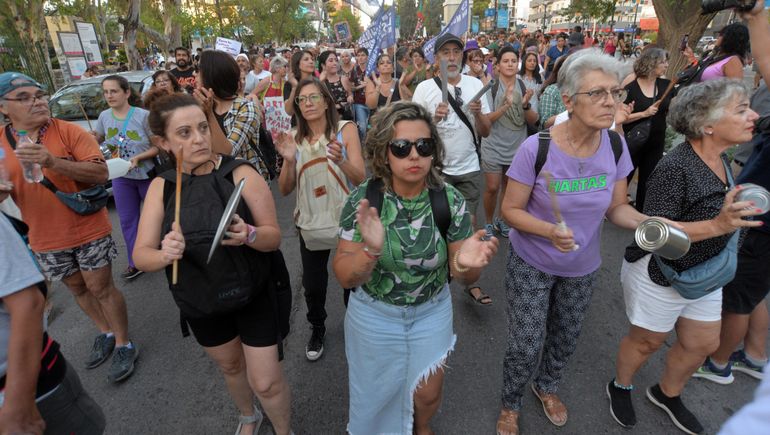 Neuquén se sumó al cacerolazo cultural contra el DNU y la Ley Ómnibus