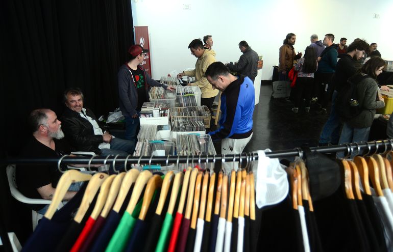 La feria va más allá de los vinilos. También habrá muisca en vivo, remeras y accesorios. La feria va más allá de los vinilos. También habrá muisca en vivo, remeras y accesorios.