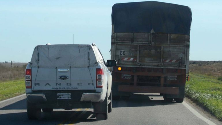 Sobrepasar en la ruta: ¿Luz de giro izquierda o derecha: qué guiño usar?