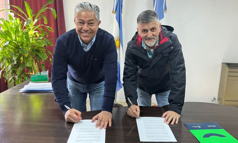 Victor Ortega de Los Miches suscribiendo el convenio junto a Figueroa.