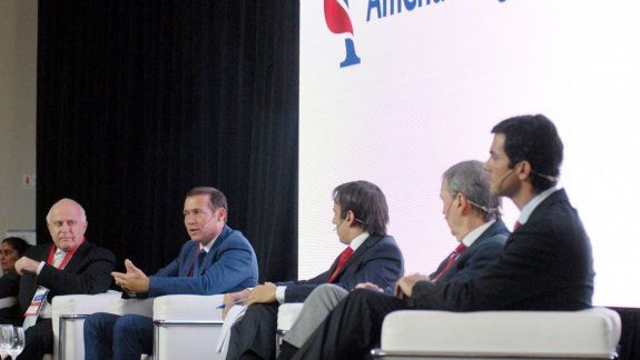 Gutiérrez expuso junto a los gobernadores Juan Schiaretti (Córdoba), Juan Manuel Urtubey (Salta) y Miguel Lifschitz (Santa Fe).