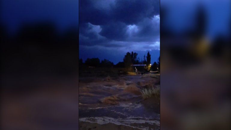 El Chocón: la tormenta causó desbordes en la Ruta 237 y un rayo dejó medio pueblo sin luz