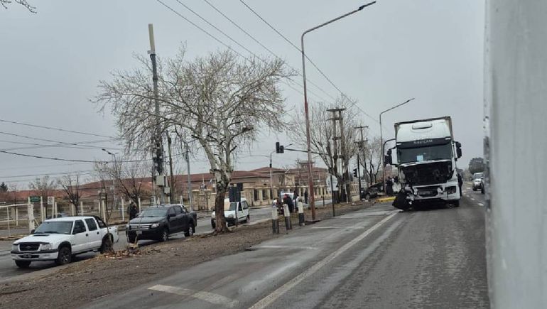 Por el choque en la Ruta 22 y El Cholar habían cortado una mano por prevención. Por el choque en la Ruta 22 y El Cholar habían cortado una mano por prevención.