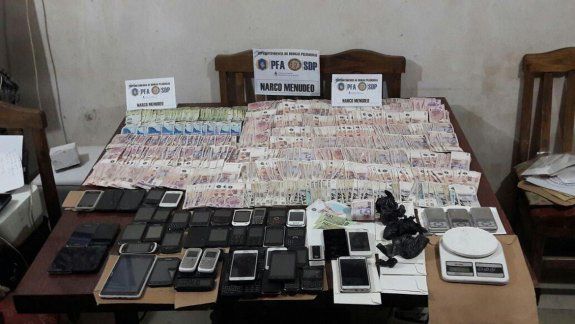 Todo el dinero, los celulares, armas y droga secuestradas durante el procedimiento realizado en toma La Familia.