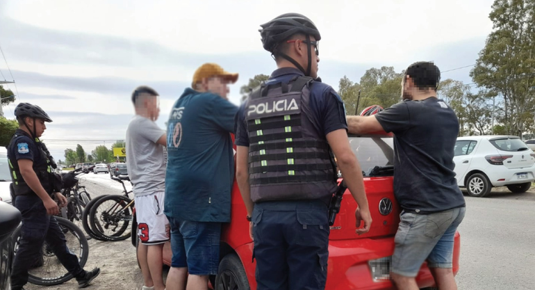 Dos sospechosos fueron detenidos en inmediaciones del estacionamiento de AOG Patagonia / Foto Prensa Policía