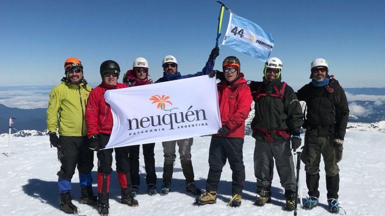 Autoridades del Parque Lanín y de la Subsecretaría de Turismo en la cima.