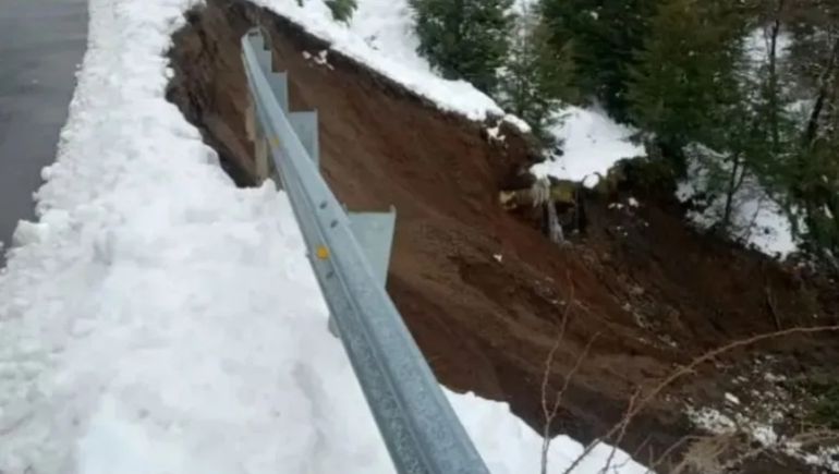 Un alud obligó a construir un camino alternativo en la Ruta de los Siete Lagos