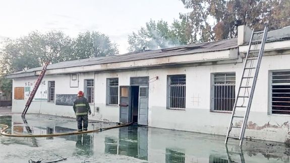 Escuela 223: tres adolescentes prendieron fuego el techo intencionalmente