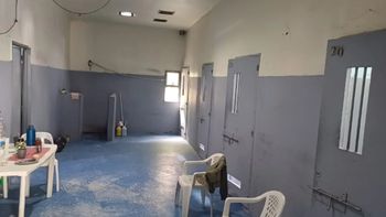 El pequeño pabellón que comparten con un ex funcionario los empresarios condenados en Chubut: hay cuatro celdas para cinco presos, una sola ducha y un único baño. Y a veces se corta el agua. El pequeño pabellón que comparten con un ex funcionario los empresarios condenados en Chubut: hay cuatro celdas para cinco presos, una sola ducha y un único baño. Y a veces se corta el agua.