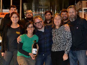 Hay equipo y es ganador. Pablo (en el centro) con quienes hacen Kuruf. 