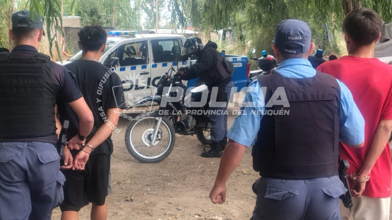 A los dos jóvenes atrapados se les secuestró un cuchillo con el que habrían amenazado al dueño del celular para quitárselo. | LM Neuquen A los dos jóvenes atrapados se les secuestró un cuchillo con el que habrían amenazado al dueño del celular para quitárselo.