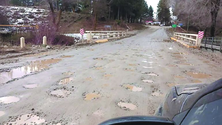 Los habitantes de Pehuenia reclamaron por el estado de las rutas. Los habitantes de Pehuenia reclamaron por el estado de las rutas.