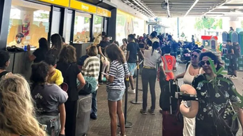 Pasajeros de Flybondi, varados por una cancelación sorpresiva del servicio. Pasajeros de Flybondi, varados por una cancelación sorpresiva del servicio.