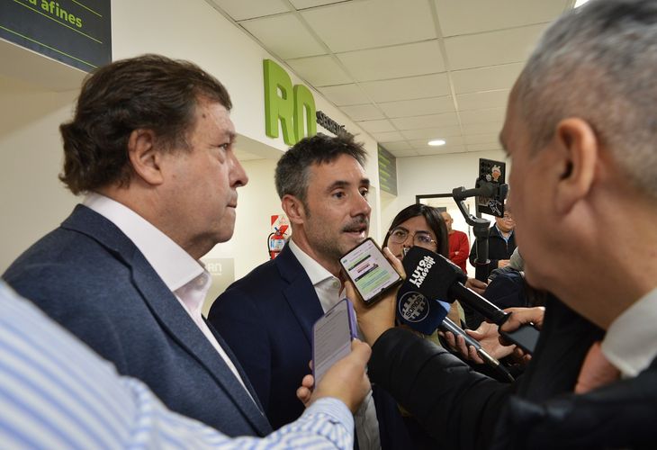 Alberto Weretilneck junto a los representantes de las c&aacute;maras frut&iacute;colas durante la presentaci&oacute;n de la nueva l&iacute;nea de financiamiento.