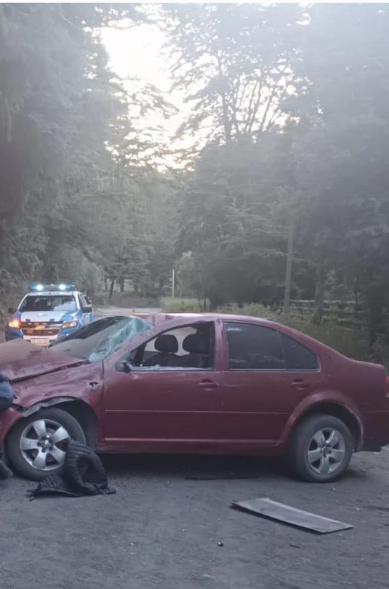 Así quedó el VW Bora tras el vuelco en el casco urbano de Villa La Angostura.