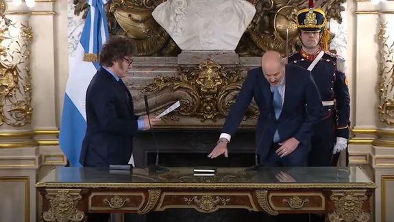 Javier Milei le tomó juramento a Federico Sturzenegger.