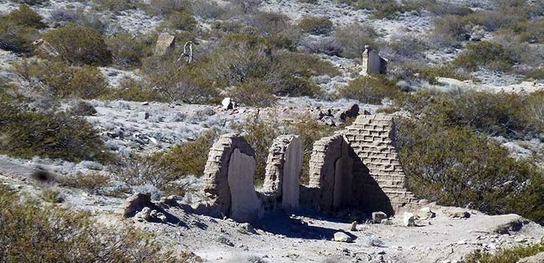 Restos de la mina San Eduardo (Revista Más Neuquén) Restos de la mina San Eduardo (Revista Más Neuquén)