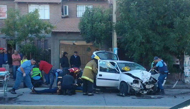 Chocó a una moto e impactó contra un poste en Canal V:  hay cinco heridos