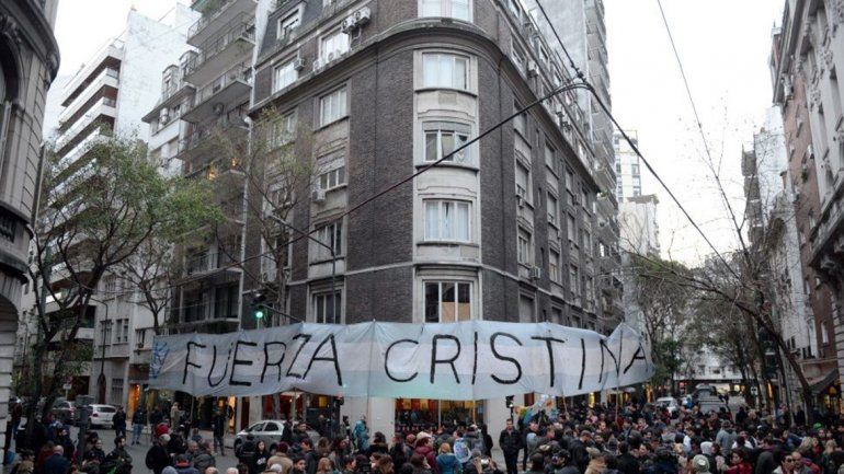 Denuncian que dejaron un tóxico en el departamento de Cristina tras el allanamiento