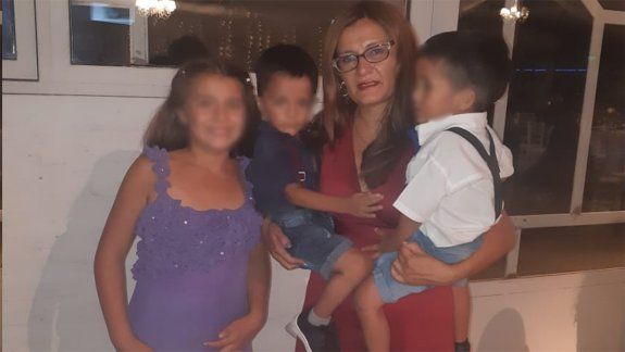 Romina, junto a sus hijos, de 10 y 3 a&ntilde;os.