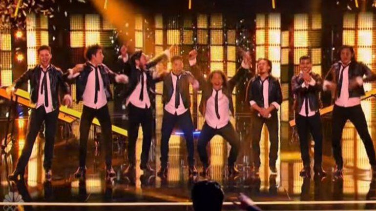 Todos los integrantes de Malevo festejan el pase a la semifinal luego de que el juez George Lopez apretara el botón dorado (golden buzzer).&nbsp;