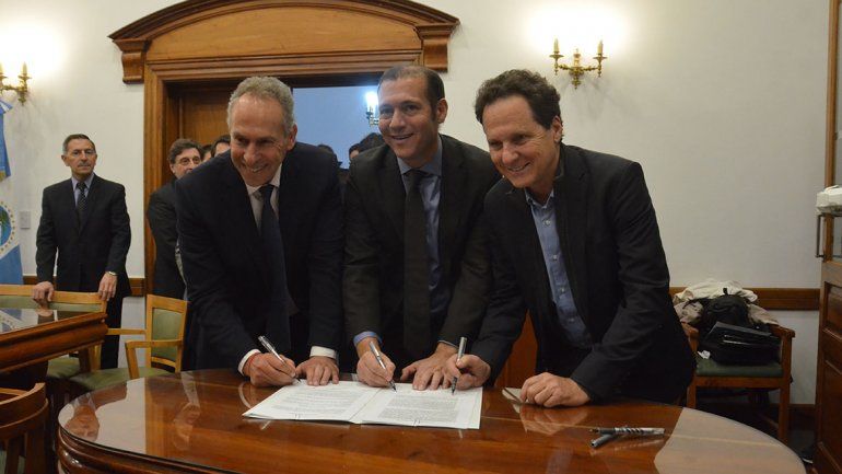 La firma del acuerdo entre el gobernador