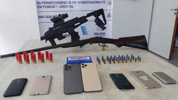 Intentaba vender armas por redes sociales y fueron detenidos