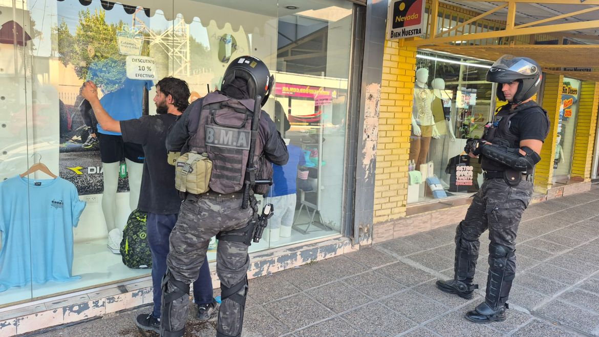 Así detuvieron al temido trapito de la Avenida Alem y Brentana. | LM Neuquen Así detuvieron al temido trapito de la Avenida Alem y Brentana.