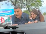 Video: lo detuvieron en un control y se llevó puestos a dos policías en el capot del auto